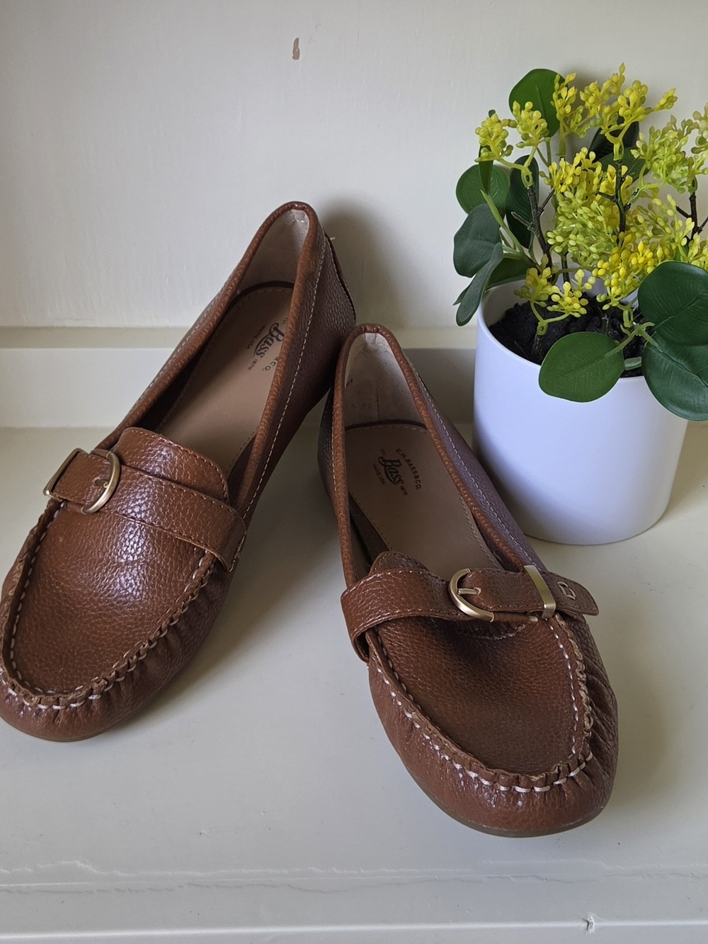 NWOT - G.H. Bass & Co. Brown Pebbled Leather Loafers with Gold Buckle SIZE 8